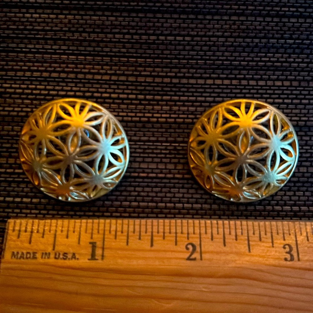 VTG Pair filigree Gold Metal Disk Earrings - Picture 7 of 8